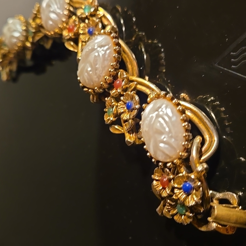 Kafen. Elegant K Gold and Multicolor Floral Bracelet